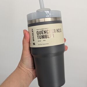 New STANLEY Quencher Flowstate Water Tumbler cup 20oz Charcoal 🩶